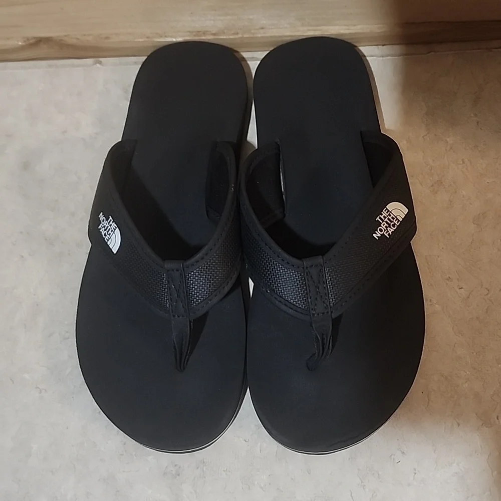 The North Face size 4 sandal Boys